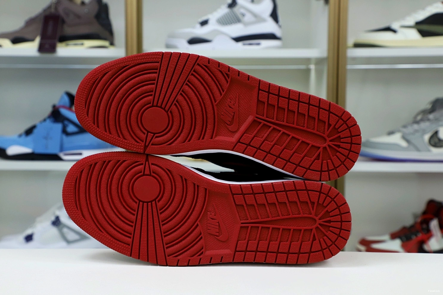 RETRO JORDAN 1 AIR 'BRED' HIGH OG 1011